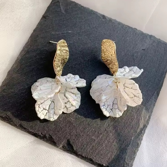 Gold White Floral Earrings - Picture 3 of 5